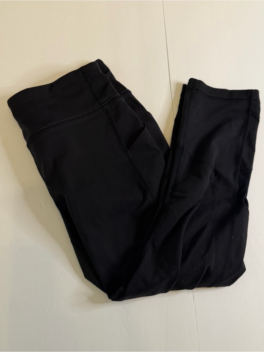 Lululemon Black Cropped Leggings Size 6 22” Inseam Side Pockets Activewear